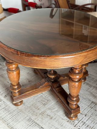 Mesa redonda de madera y cristal