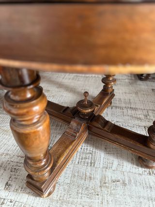 Mesa redonda de madera y cristal