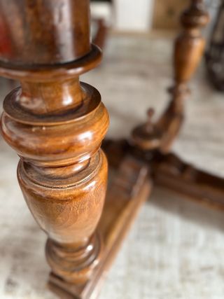 Mesa redonda de madera y cristal