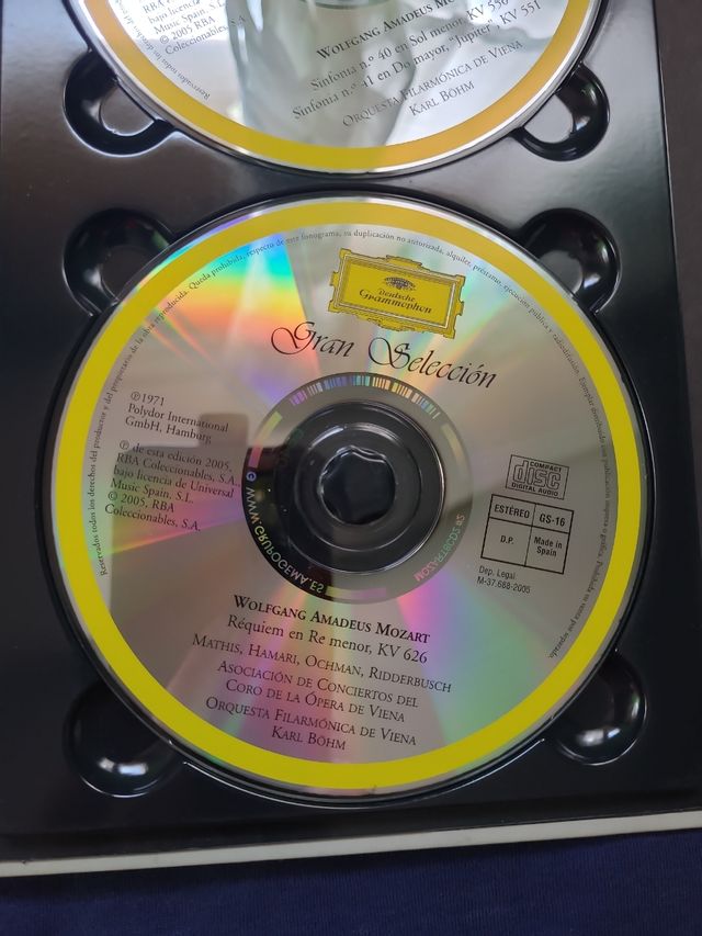 W.A. Mozart. 2 CD: Requiem y 2 Sinfonías