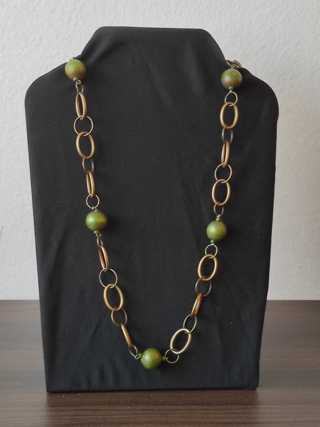 Collana con dettagli verdi