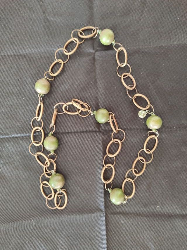 Collana con dettagli verdi