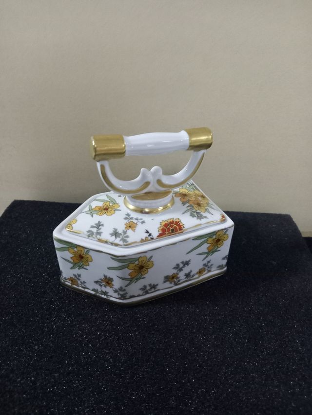 Piatto antico in porcellana