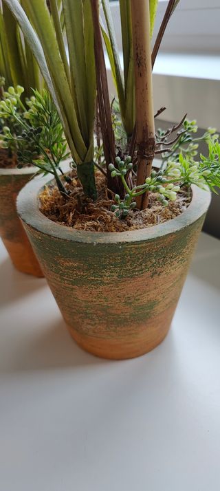 Una maceta flores artificiales