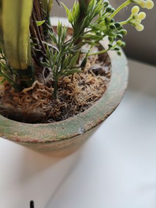 Una maceta flores artificiales