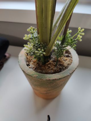 Una maceta flores artificiales