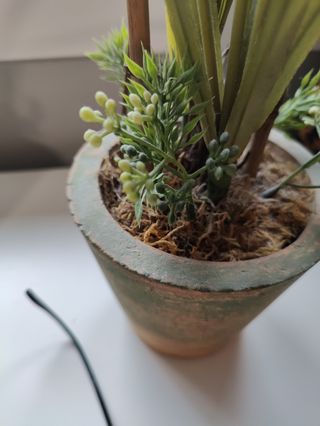 Una maceta flores artificiales