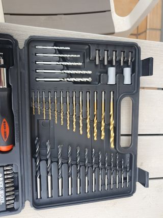 Estuche de brocas y destornillador DECKER