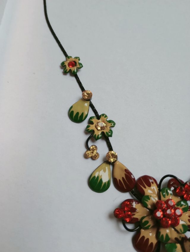 Collar esmaltado con cristales