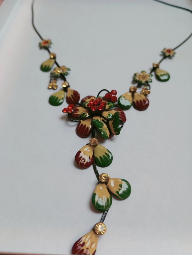 Collar esmaltado con cristales