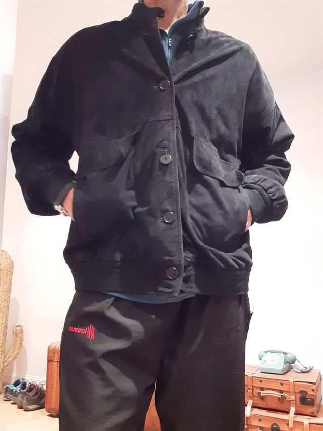 Cazadora hombre ante azul.