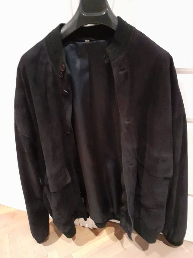 Cazadora hombre ante azul.