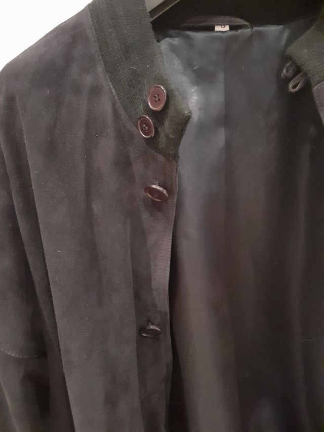 Cazadora hombre ante azul.