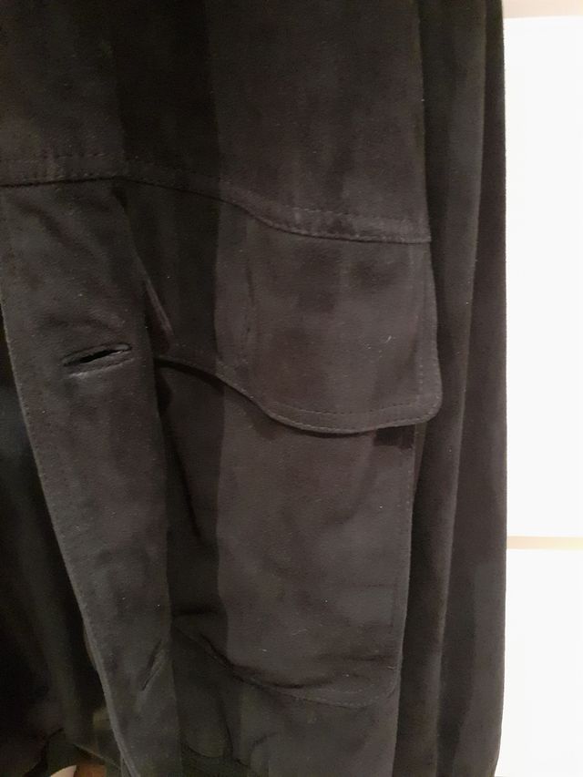 Cazadora hombre ante azul.