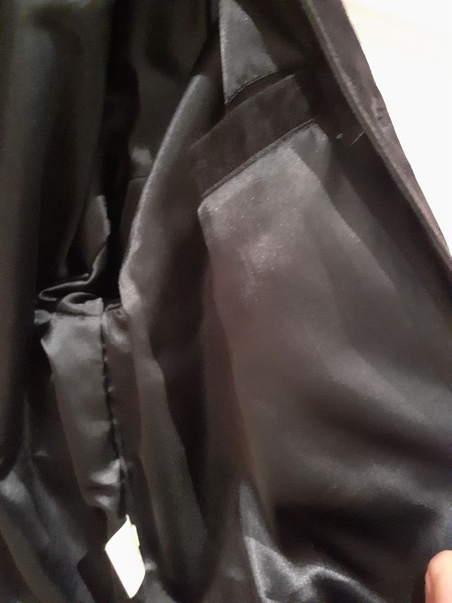 Cazadora hombre ante azul.