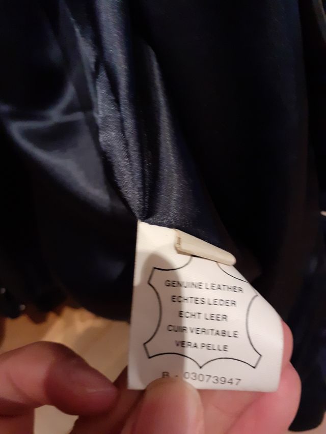 Cazadora hombre ante azul.