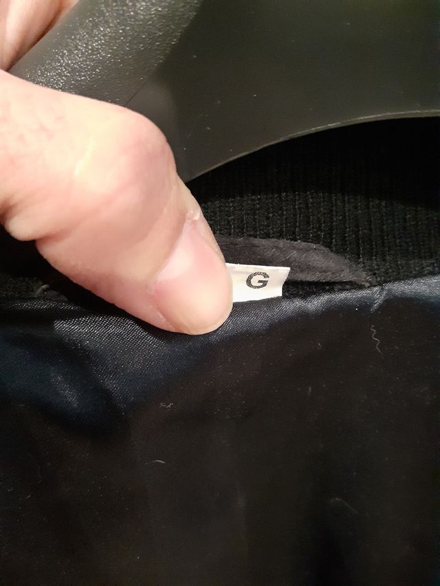 Cazadora hombre ante azul.