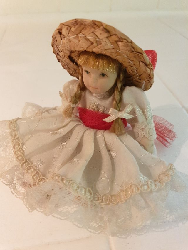 Bambolina da collezione in porcellana