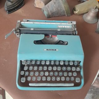 Maquina de escribir antigua olivetti pluma 22