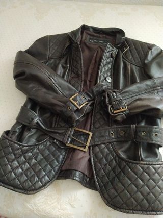 Cazadora de cuero de mujer