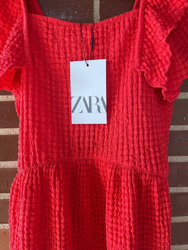 vestido rojo, cuello recto, manga corta volantes