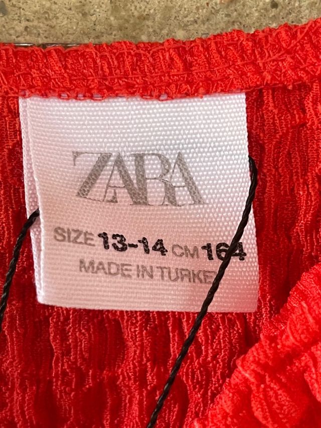 vestido rojo, cuello recto, manga corta volantes