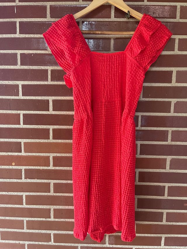 vestido rojo, cuello recto, manga corta volantes