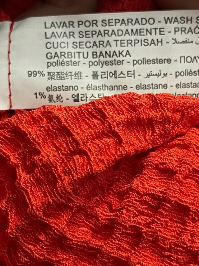 vestido rojo, cuello recto, manga corta volantes