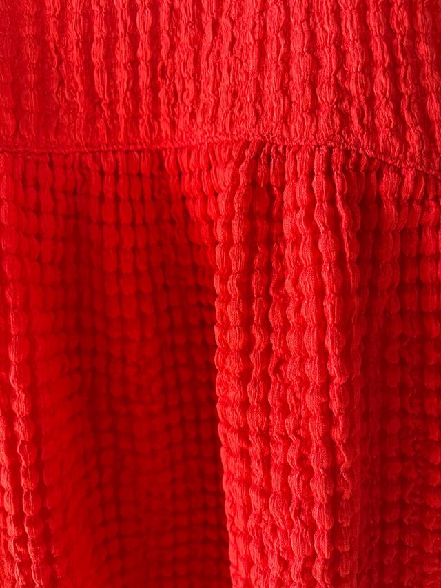 vestido rojo, cuello recto, manga corta volantes