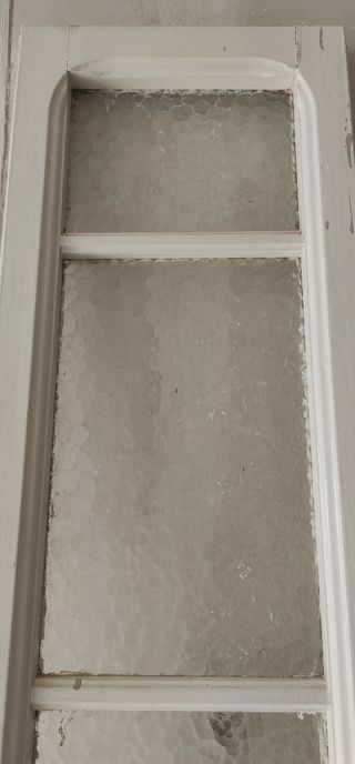 Puerta antigua madera cristalera