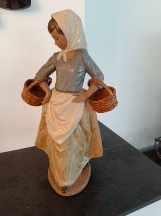 Lladró. Mujer con cesta