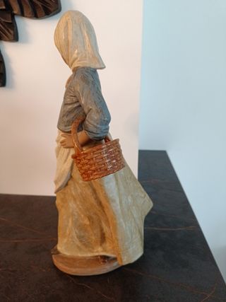 Lladró. Mujer con cesta