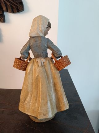 Lladró. Mujer con cesta