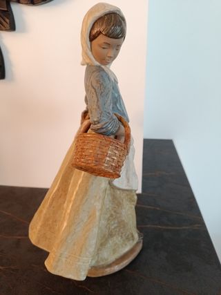 Lladró. Mujer con cesta
