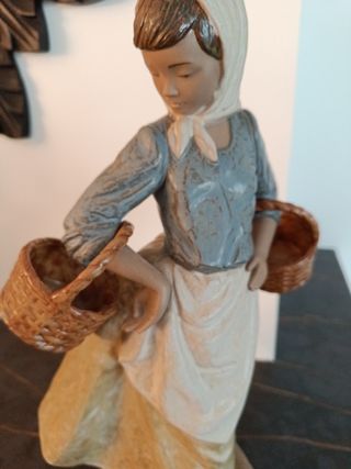 Lladró. Mujer con cesta