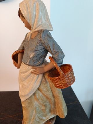 Lladró. Mujer con cesta