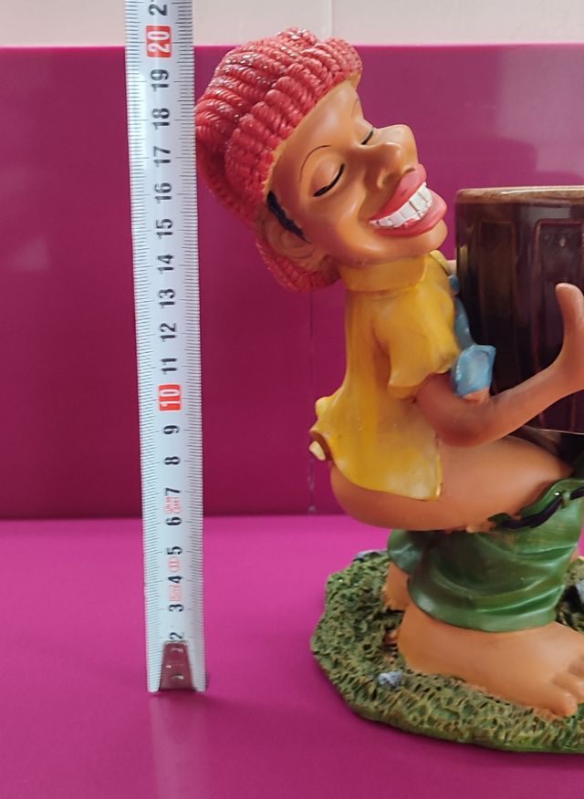 Figura rastafari con taza