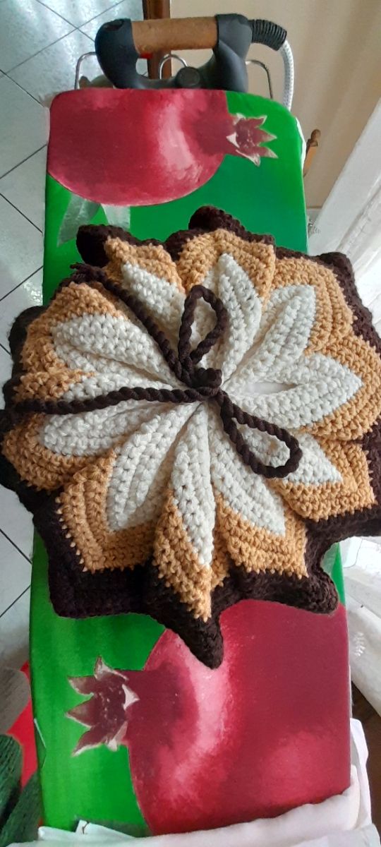 Cuscino artigianale in lana particolare