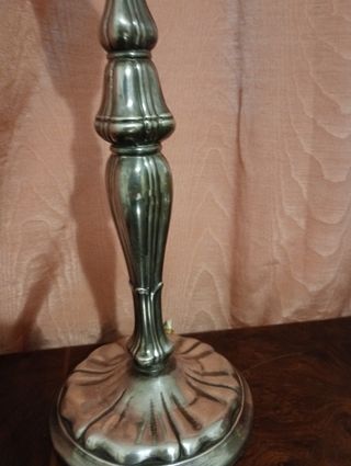Pie de lampara plata.
