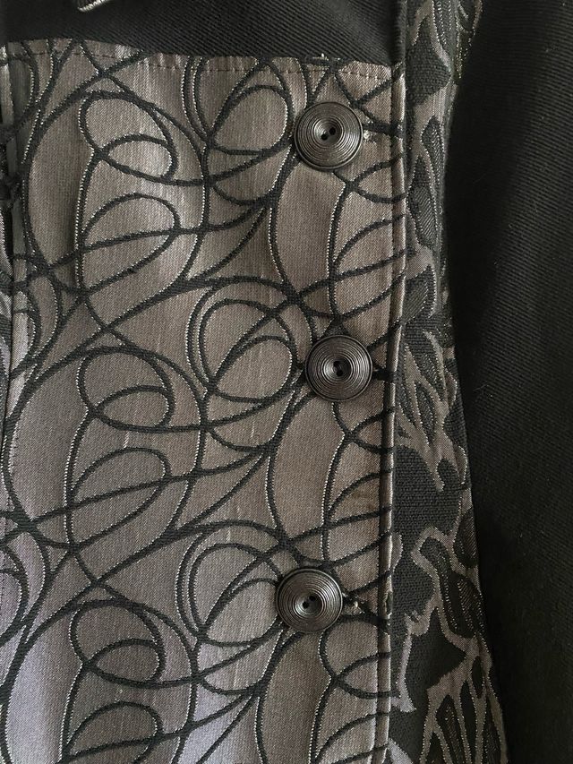 Abrigo negro largo mujer con detalles plata