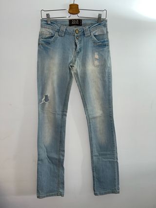 Pantalones vaqueros claros con doble botonadura