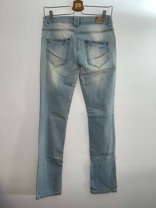 Pantalones vaqueros claros con doble botonadura