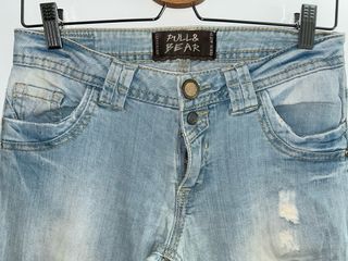 Pantalones vaqueros claros con doble botonadura