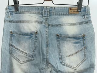 Pantalones vaqueros claros con doble botonadura