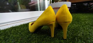 Zapato tacón ante amarillo