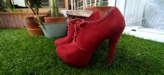 Botín con cordones ante rojo