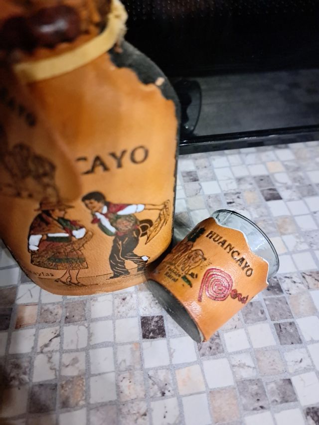 Bottiglia e bicchierini in vetro