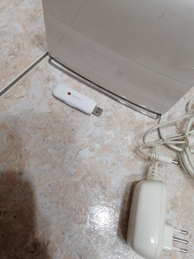 Modem ADSL Vodafone Model HG553 con chiavetta USB