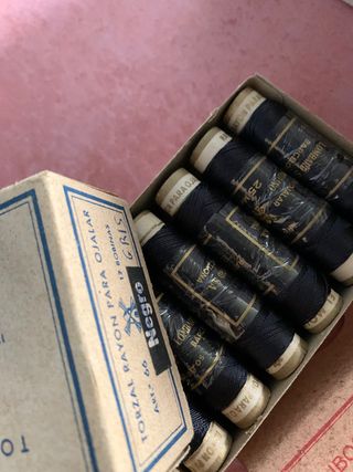 Hilos en sus cajas