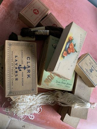 Hilos en sus cajas